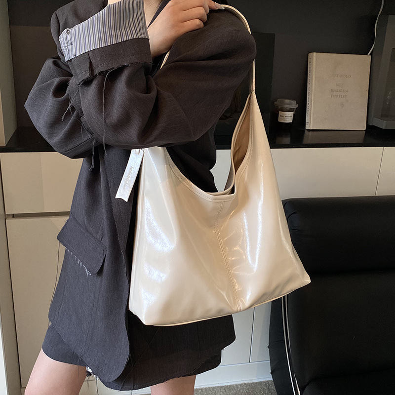Cross-border retro soft leather large-capacity tote bag for women 2025 new style casual and simple commuting single-shoulder underarm bucket bag Application Scenario