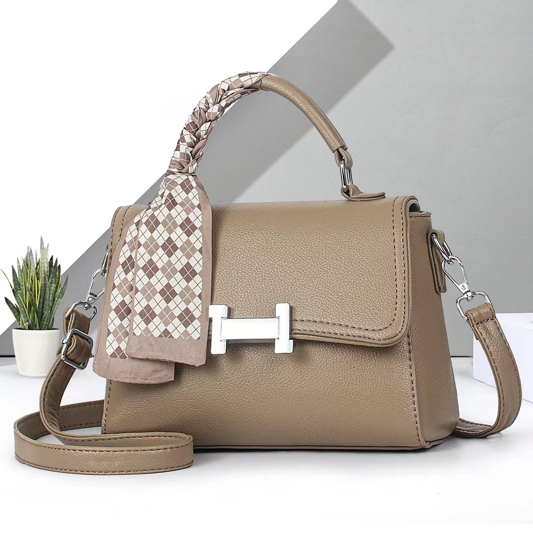 One-piece consignment for 2024 new trendy and fashionable hand-held small square bag for women, high-end and versatile single-shoulder crossbody bag full figure