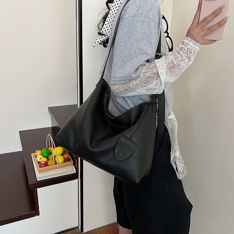 Soft leather mother and child bag, large-capacity commuter tote bag, 2025 new trendy and fashionable shoulder bag, casual and versatile underarm bag Application Scenario