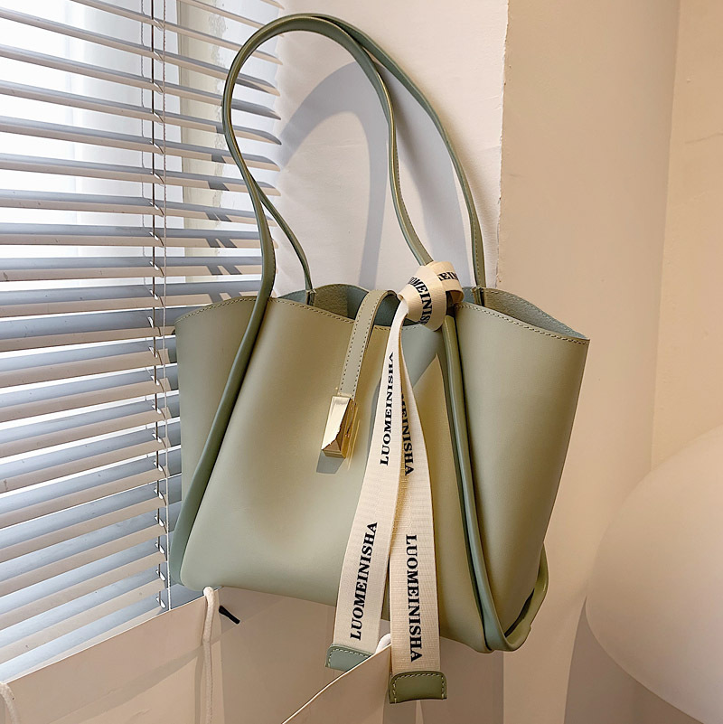 The new 2025 large-capacity women's bag is trendy, versatile and stylish. It's a single-shoulder bag for classes and commuting Specification drawing
