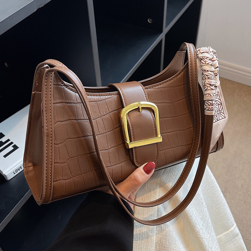 A high-end, niche design bag for women 2025, a new summer versatile and fashionable single-shoulder underarm bag, a baguette bag that goes viral full figure