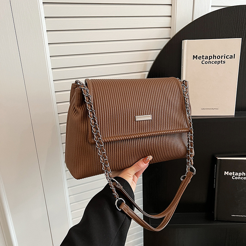 A large-capacity underarm bag for women, a new 2024 fashionable and high-quality chain shoulder bag, a niche and versatile commuter crossbody bag Specification drawing