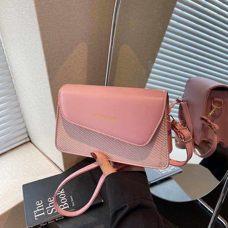 This high-end, stylish and elegant small square bag is a versatile and fashionable commuter women's bag. It is a new 2025 commuter single-shoulder underarm crossbody bag full figure