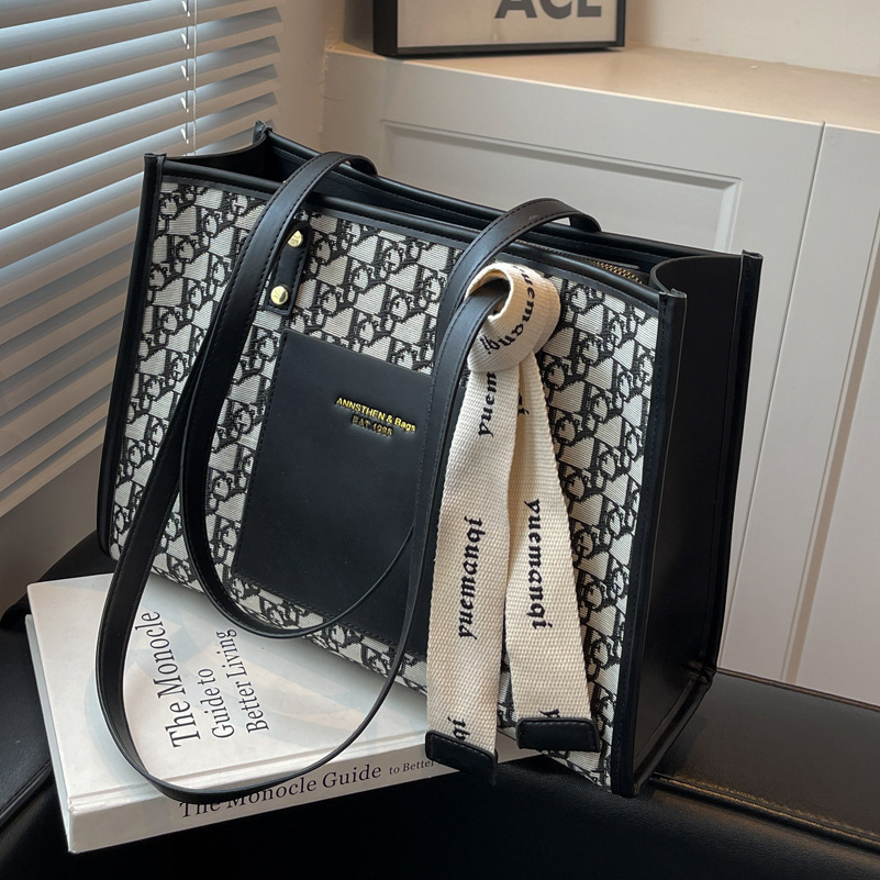 A large-capacity women's 2025 new versatile commuter single-shoulder bag with a fashionable, high-end texture and a retro tote bag Specification drawing