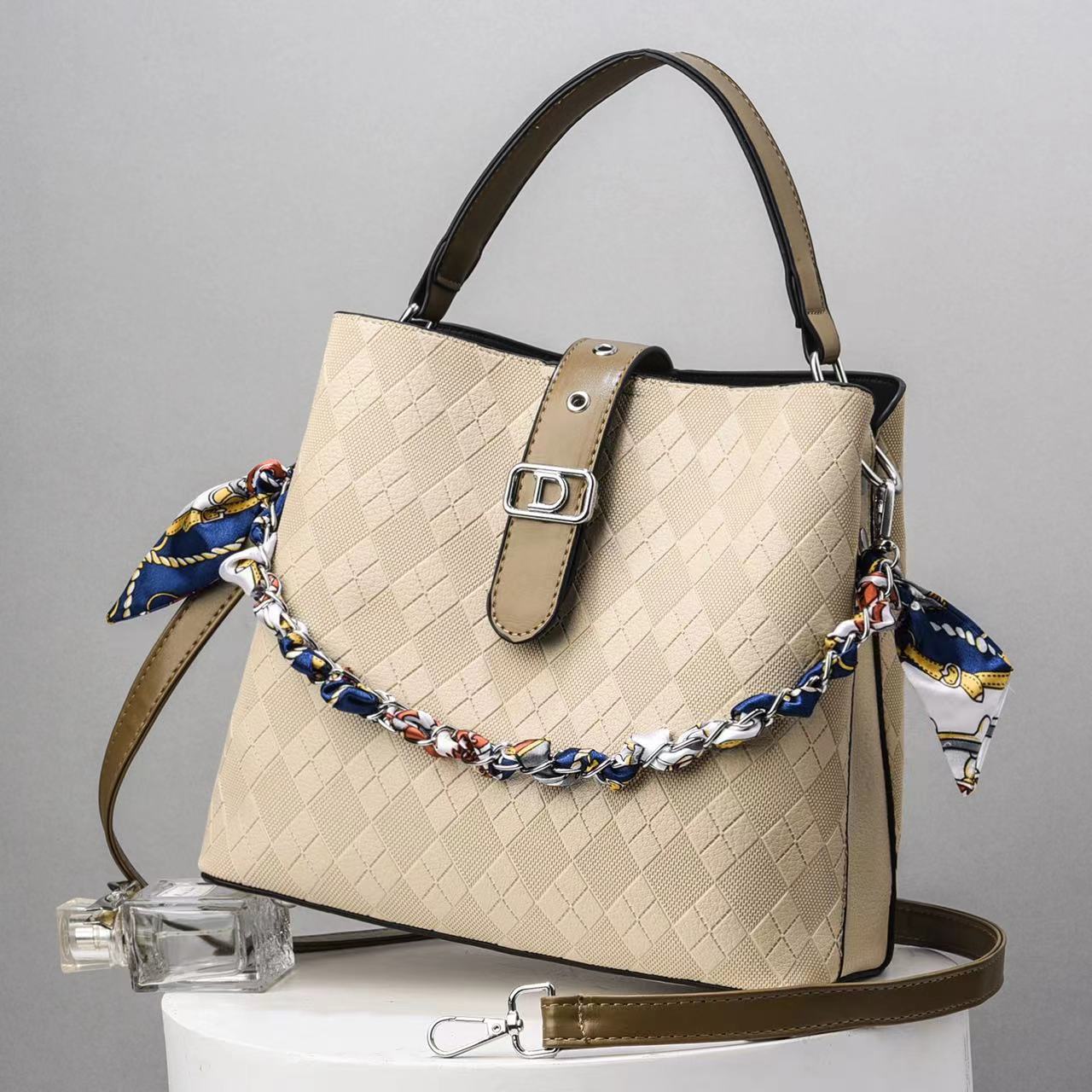The 2022 new style of women's handbags is fashionable, versatile, simple, large-capacity, single-shoulder, and elegant. It's a trendy crossbody bag Application Scenario