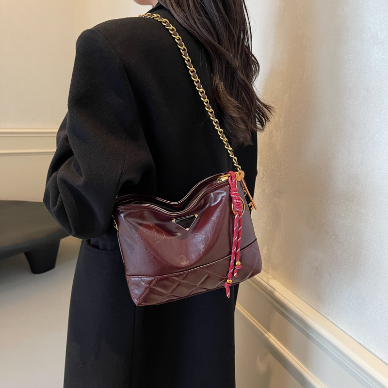 A niche and high-end soft leather bag for women, a new 2024 trendy and fashionable chanel-style chain bag, a versatile and elegant bucket bag Application Scenario