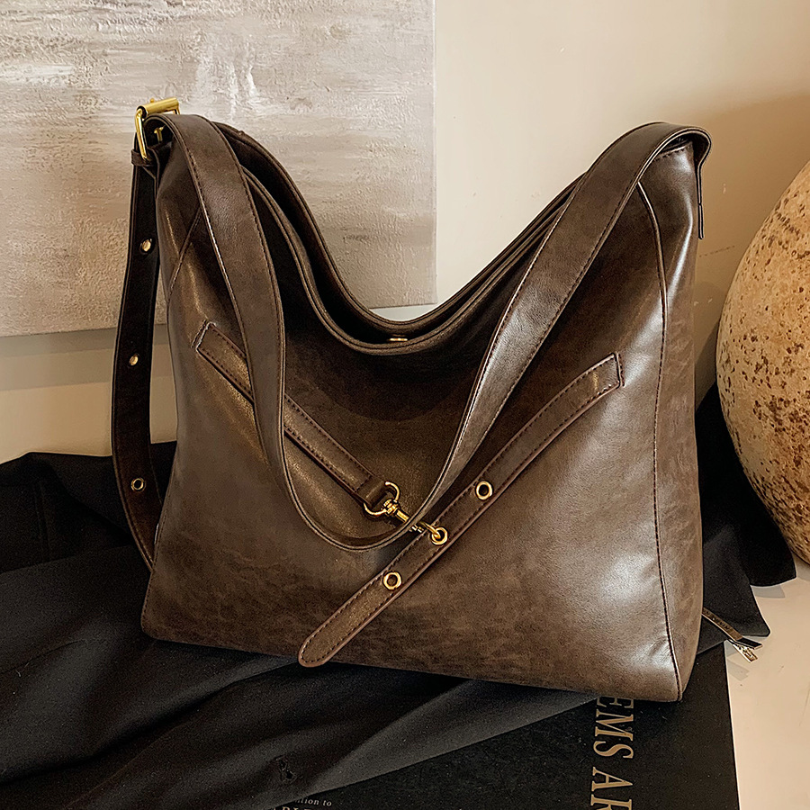 The 2024 new style of the fashionable tote bag for women is simple, casual, and has a large capacity. It is a high-end, trendy and versatile underarm bag full figure