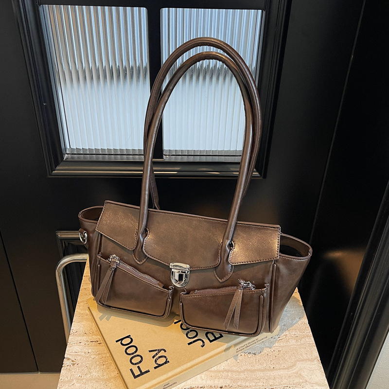 High-end hot girl multi-pocket motorcycle bag, 2024 new retro large-capacity underarm bag, stylish commuter bag details Picture