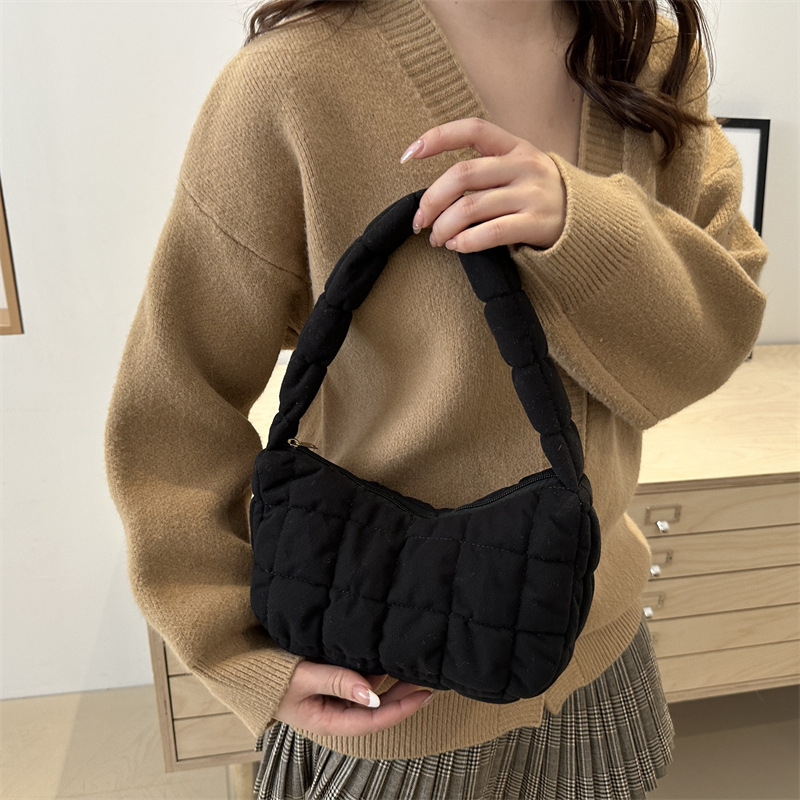 The 2024 new Korean pleated checkered cloud bag underarm bag features a stylish and trendy mini handbag design Specification drawing
