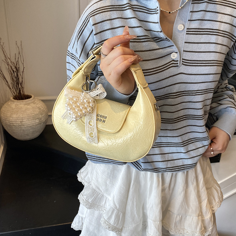 A fashionable, retro, individualistic and simple crescent-shaped bag for women, a new summer 2025 lightweight and niche hand-held commuting single-shoulder crossbody bag details Picture