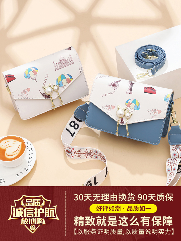 The 2022 new summer fashion crossbody bag for women is fashionable, youthful and fresh. It's a trendy student graffiti square bag details Picture