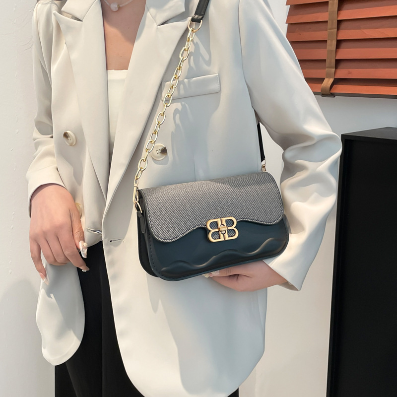New high-end, trendy underarm women's bag, stylish chain bag, niche single-shoulder crossbody, versatile small square bag details Picture