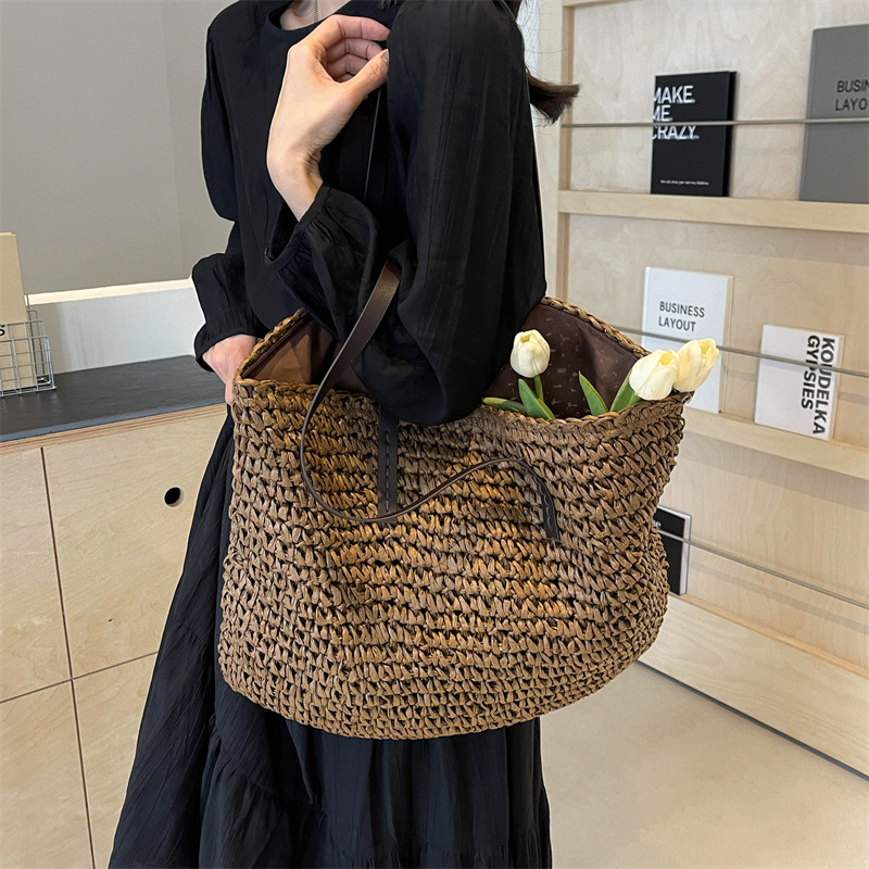 The new summer version of the straw woven bag 2025 is a trendy and fashionable single-shoulder large bag with a seaside vacation feel and a large capacity woven tote bag Application Scenario