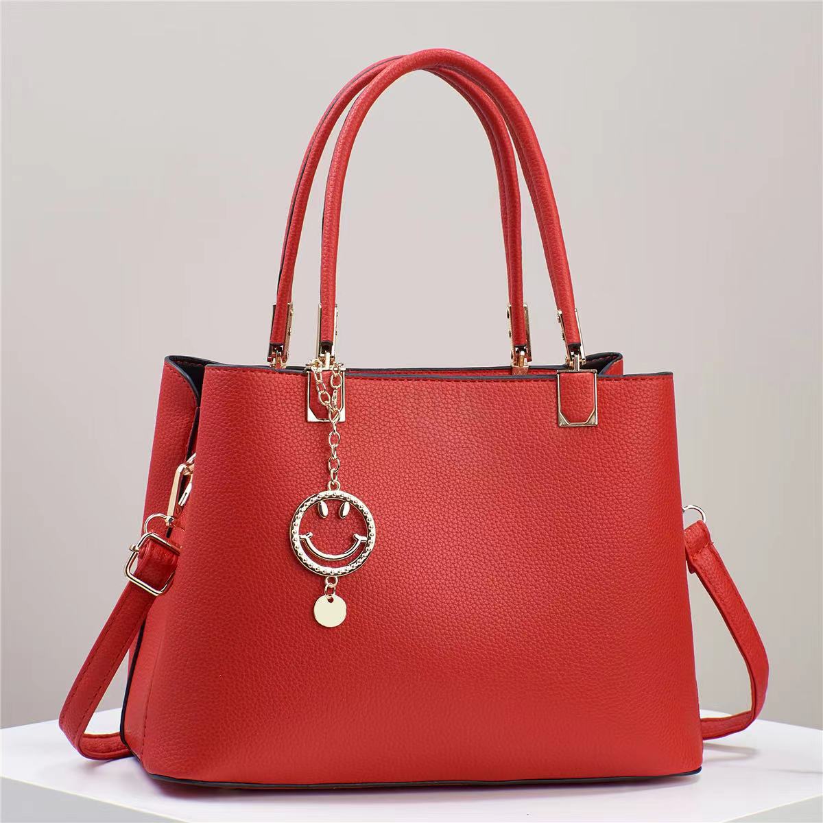 A new autumn and winter Korean-style trendy crossbody fashionable women's bag with a versatile large bag details Picture