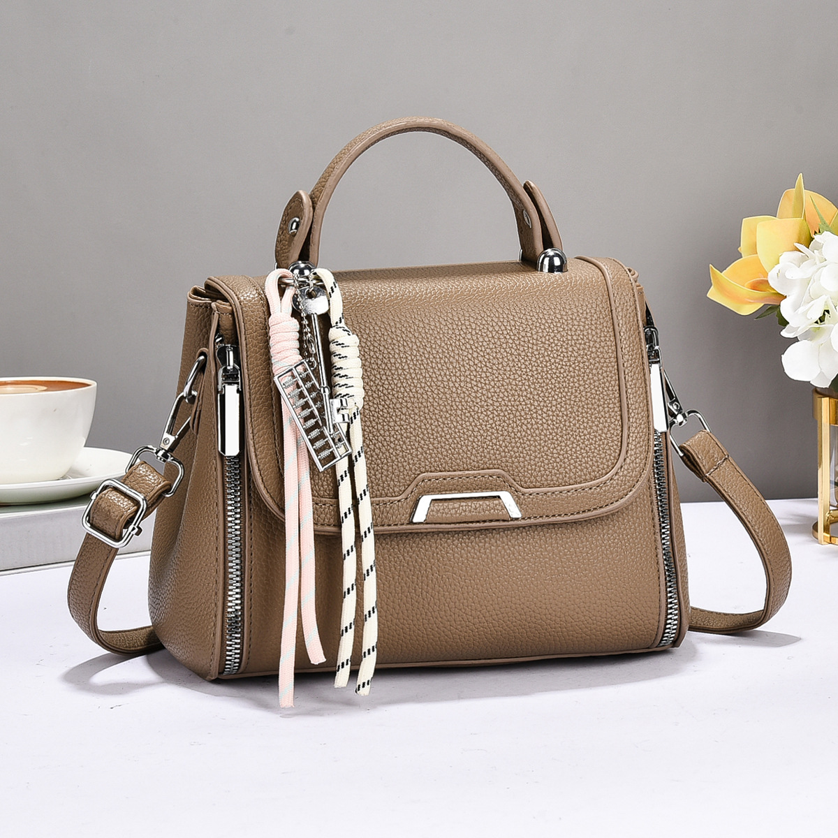 A new, versatile, large-capacity handbag with a soft leather, retro, single-shoulder, small square bag for cross-border women details Picture