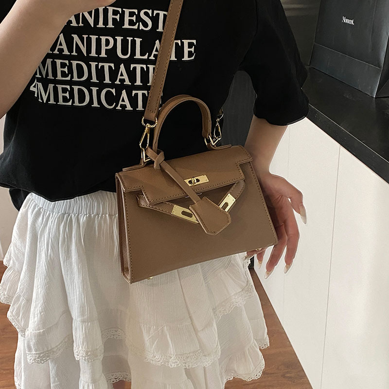A new, trendy, high-end and high-quality crossbody Kelly bag for women in 2025, featuring a retro and niche style from Europe and America Application Scenario