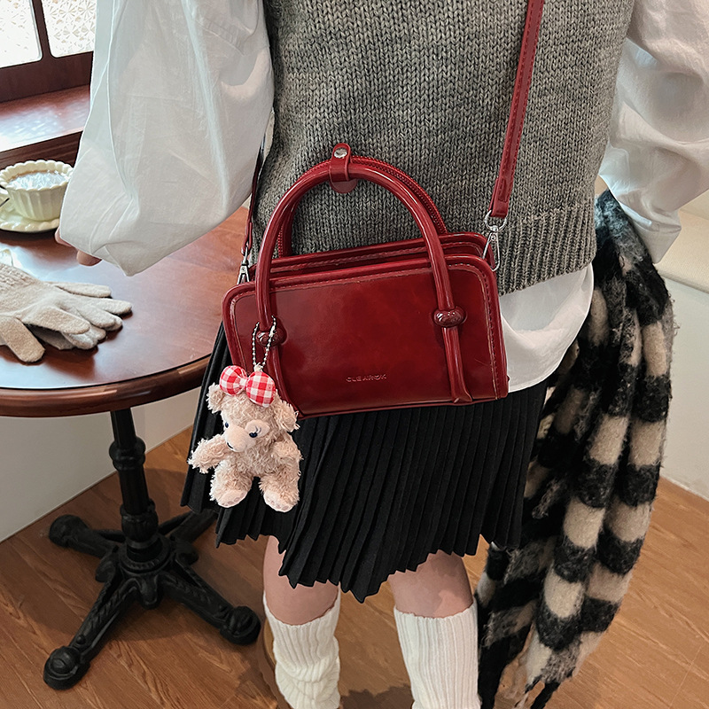 A new 2024 Korean style Instagram trendy, simple and versatile small square bag for women, casual single-shoulder bag Application Scenario