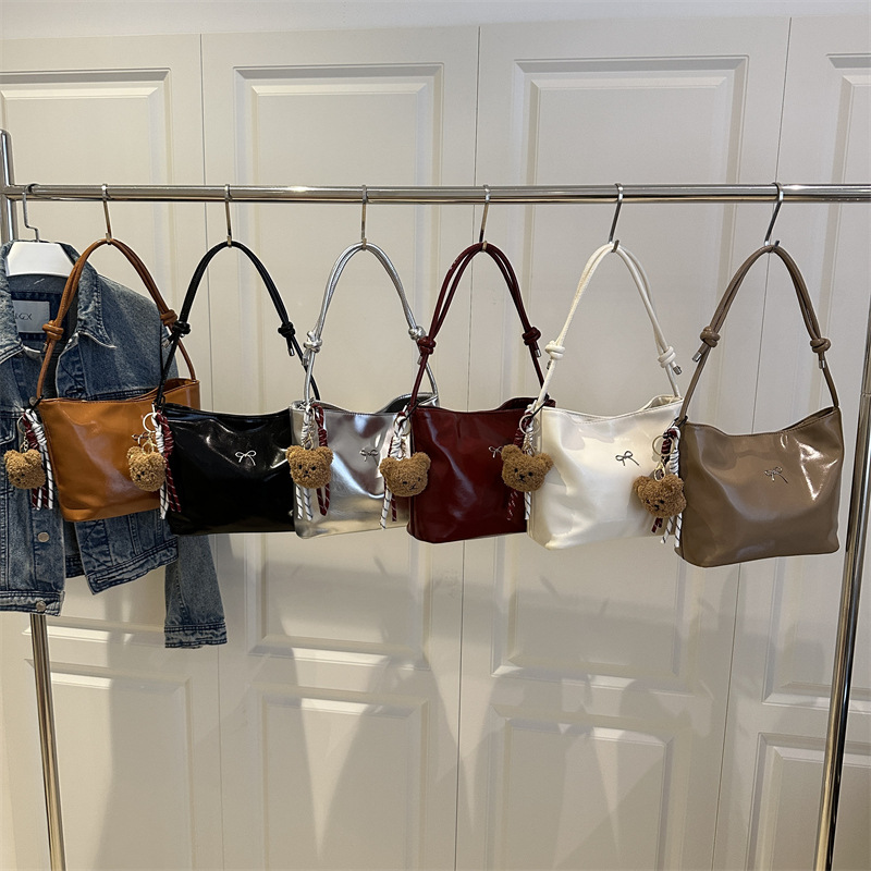 Tote Bag Women's new large-capacity commuter bag, niche design, high-end feel, red single-shoulder bag Application Scenario
