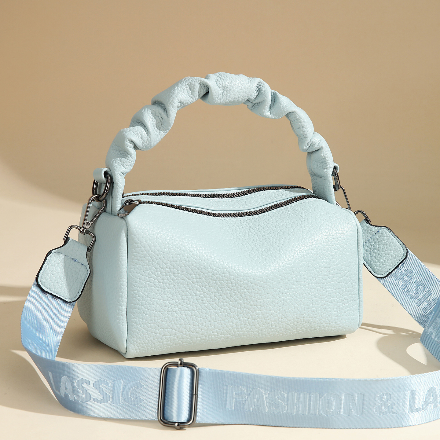 The new 2025 light luxury women's bag is fresh and sweet. It's a stylish hand-held pillow bag with a large capacity and a single shoulder details Picture