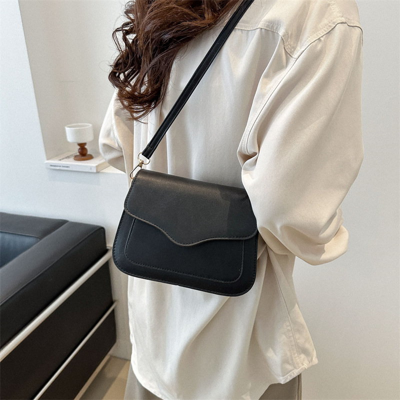 A new Korean-style solid-color small square bag for women in spring 2024, featuring a casual, retro and stylish crossbody style details Picture