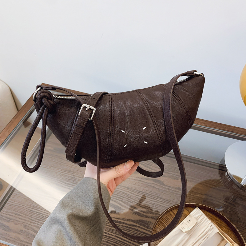 The laid-back horned women's 2025 new style is fashionable, high-end, and features a niche design. It's a single-shoulder crossbody dumpling bag Specification drawing