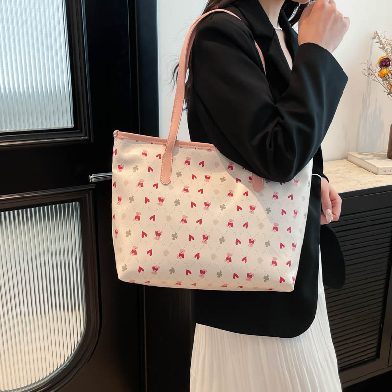 French 2025 New style cute bear tote bag printed fashionable women's handbag, large capacity for commuting women's bag Specification drawing
