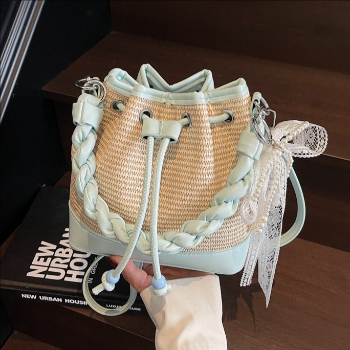 High-end hand-held bucket bag for women, 2025 new style fashionable woven drawstring single-shoulder bag, versatile commuting crossbody bag full figure