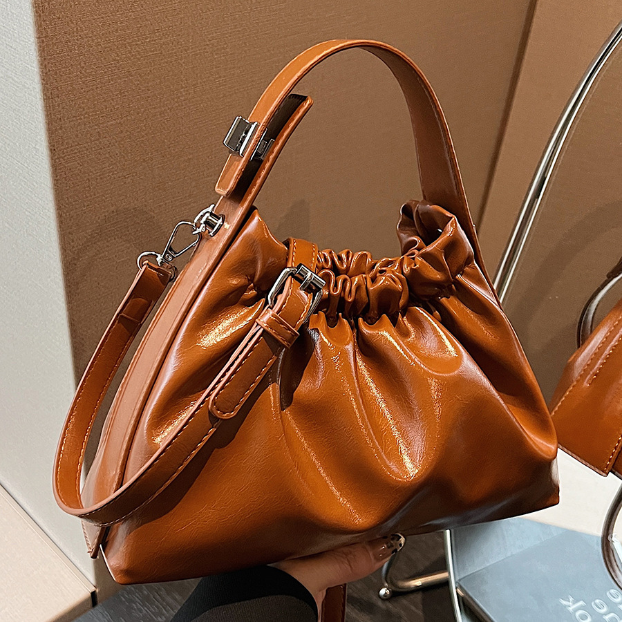 The 2024 new style of the niche fashion chain women's bag, the pleated and stylish hand-held shoulder bag, the high-end cloud-shaped crossbody bag, is trendy full figure