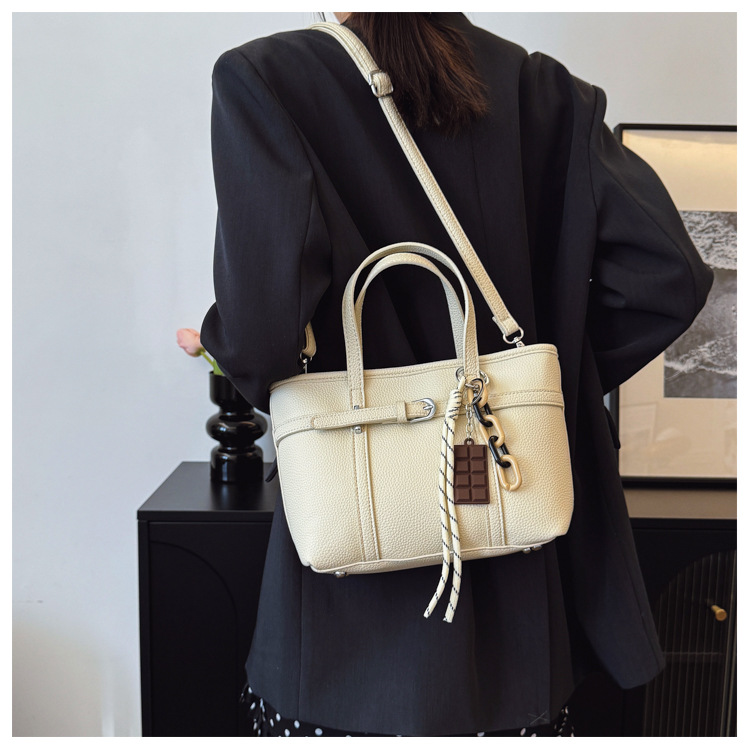Retro and high-end large-capacity bucket bag for women, 2025 new style fashionable and trendy crossbody bag, versatile commuting single-shoulder bag details Picture
