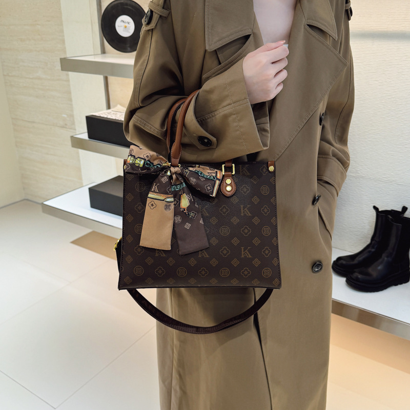 This high-end, light luxury, niche design printed handbag is a new style for women in 2025. It is fashionable and versatile, suitable for single-shoulder and crossbody wear details Picture