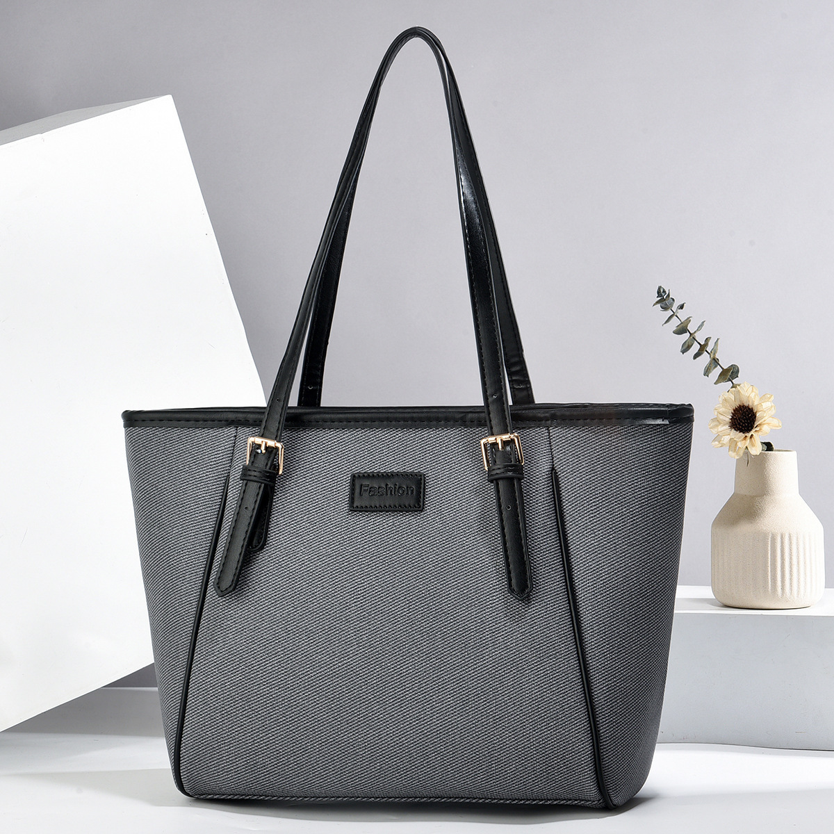 A stylish and fashionable 2024 new style basket handbag for women, a practical large-capacity bag for middle-aged moms full figure