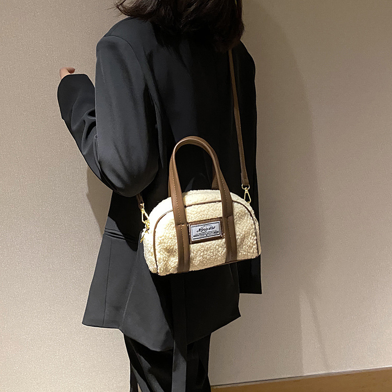 Lambskin fashionable Korean-style shell bag for women, 2022 new versatile casual fur bag, niche design crossbody bag Application Scenario