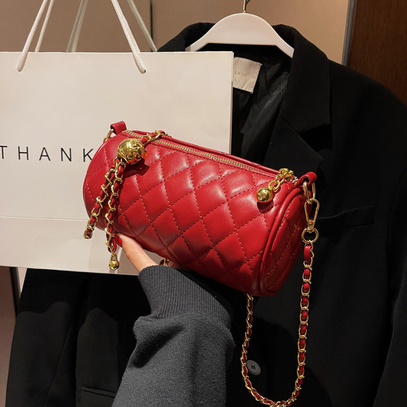 The diamond-shaped cylinder bag for women in 2024 is a new, trendy and stylish style. It is a versatile chain crossbody bag and a fashionable single-shoulder pillow bag details Picture