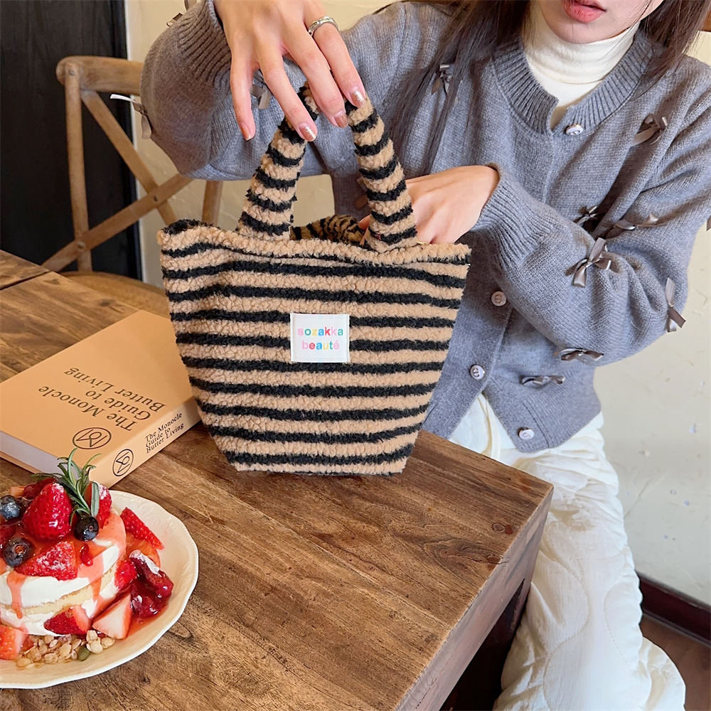4111 Winter Fashion Plush Women's Bag 2023 New Style Cute polka Dot Handbag for commuting to work Specification drawing