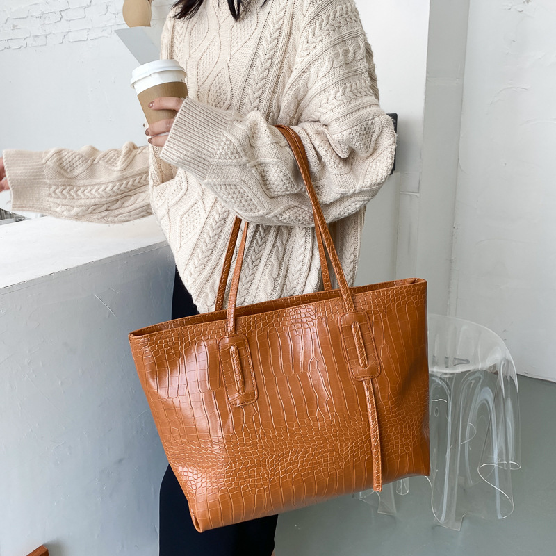 Simple and large-capacity women's bag, 2020 new trendy and versatile ins single-shoulder bag, popular hand-held tote bag Application Scenario