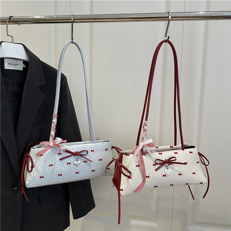 A niche color-blocking bag for women in 2025, a fashionable and versatile crossbody bag, a sweet and cool girl's hand-held bucket small bag Application Scenario
