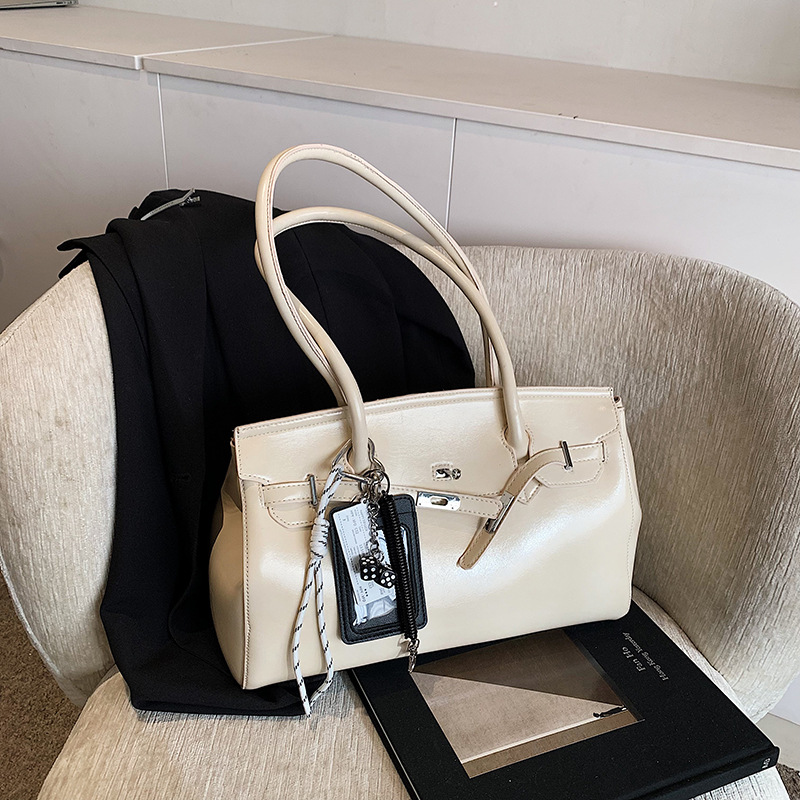 A simple Korean-style large-capacity bag for women, a new 2025 single-shoulder underarm bag, a high-end and stylish portable commuting briefcase details Picture