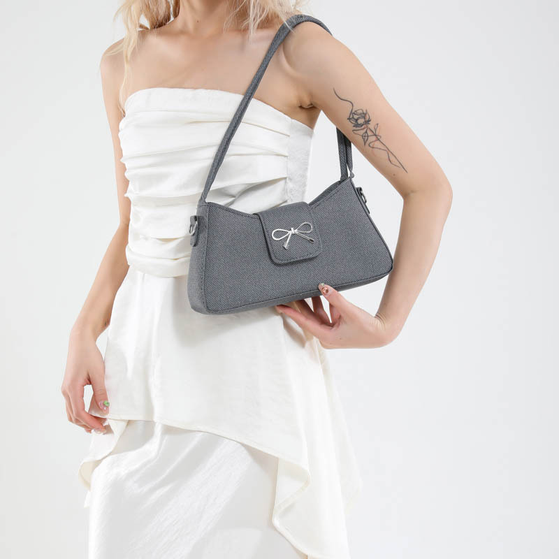 This year, underarm bags are in vogue. The new spring 2025 fashion handbag is a versatile single-shoulder crossbody bag details Picture