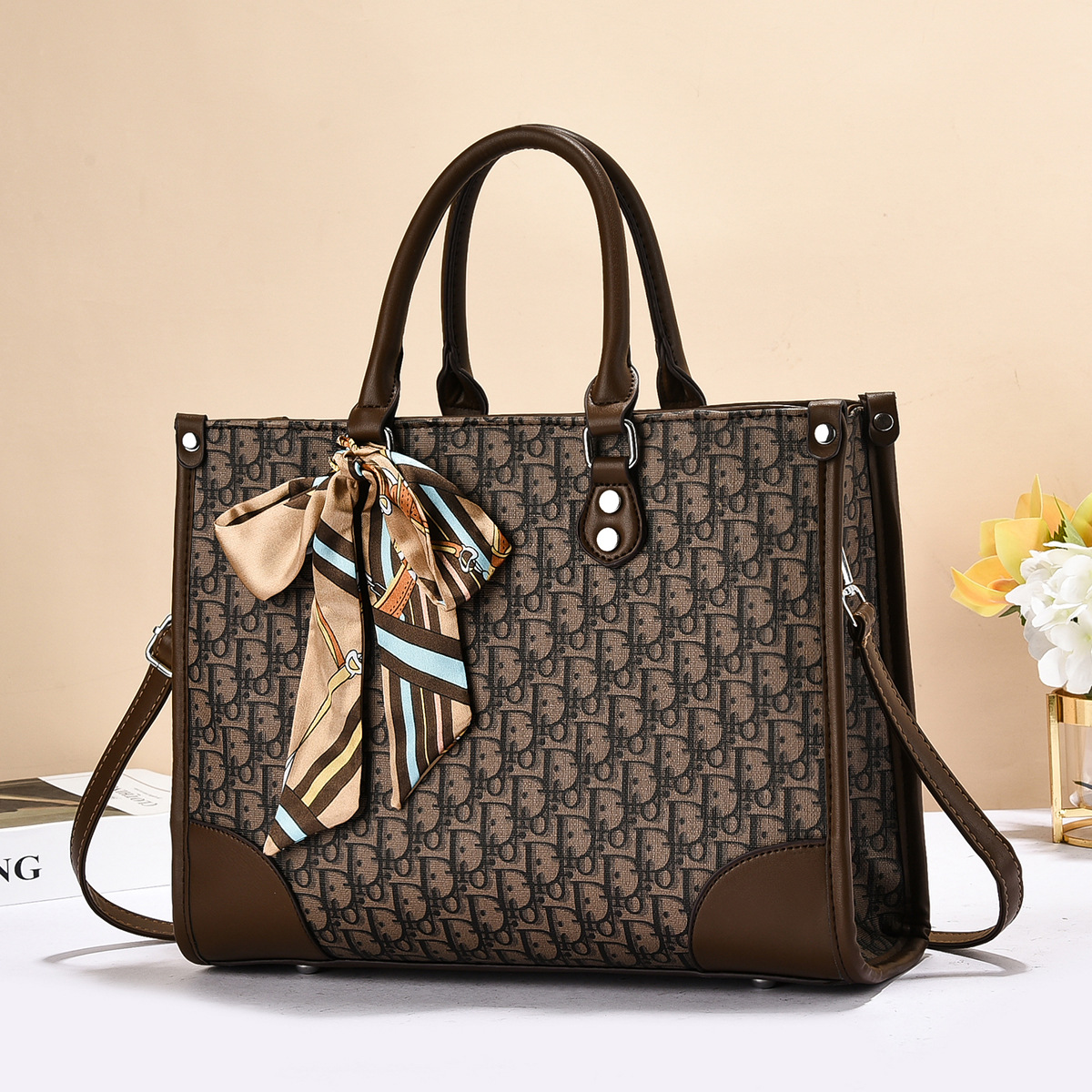 The 2025 autumn/winter new style of fashionable and trendy large-capacity printed tote bag single-shoulder bag is versatile, retro and exquisite details Picture
