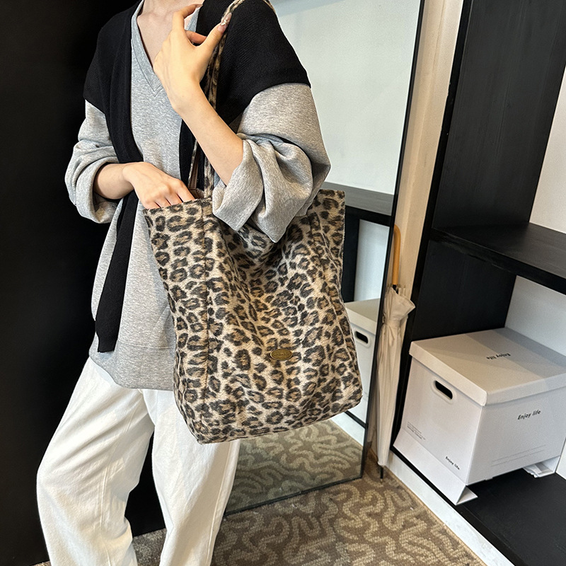 Retro large-capacity tote bag for women, 2024 new trendy and fashionable leopard print shoulder bag, high-end and versatile underarm bag Application Scenario