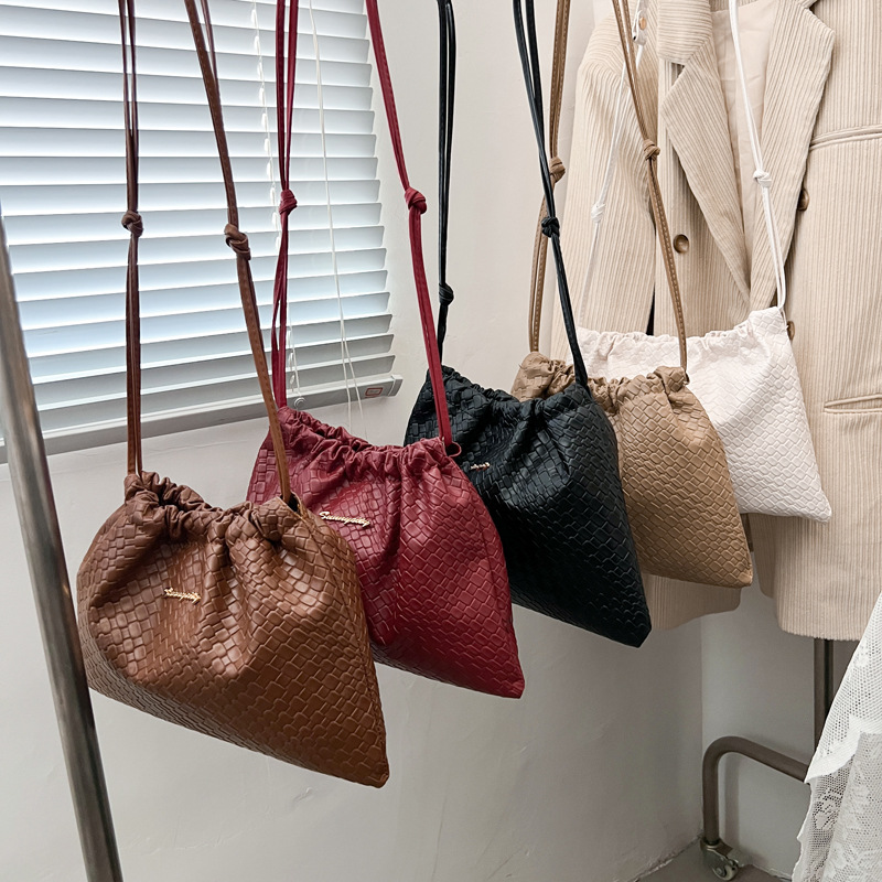Ladies' backpack Korean version 2025 Spring/Summer New trendy, fashionable, individual and versatile commuting bag, casual soft leather crossbody bag Application Scenario