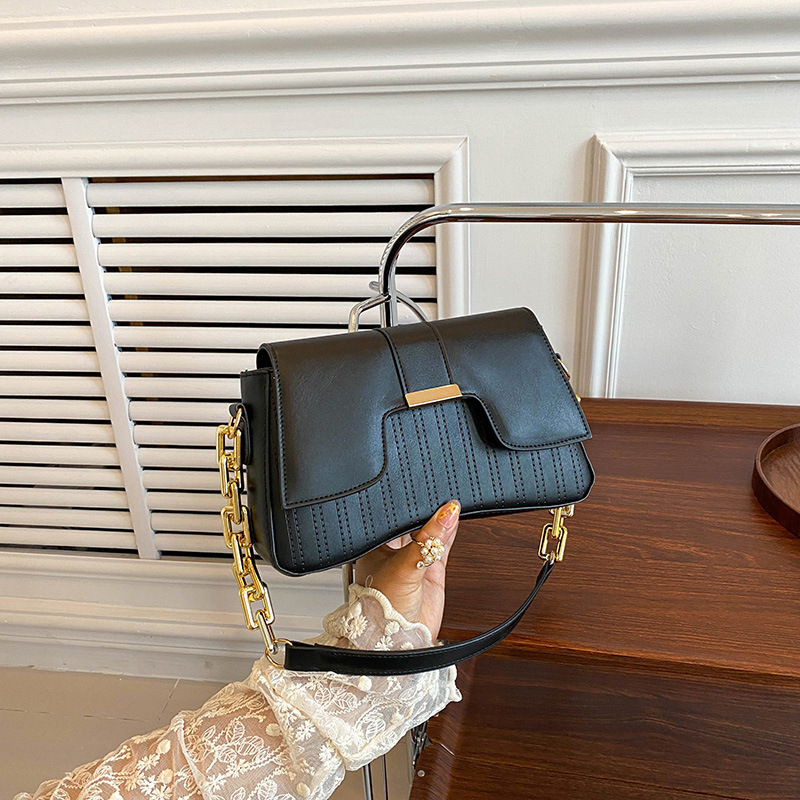 The new 2024 autumn collection of high-quality small handbags for women features a trendy color-blocking crossbody bag that is both casual and stylish, with a small square under the armpits on one shoulder Application Scenario