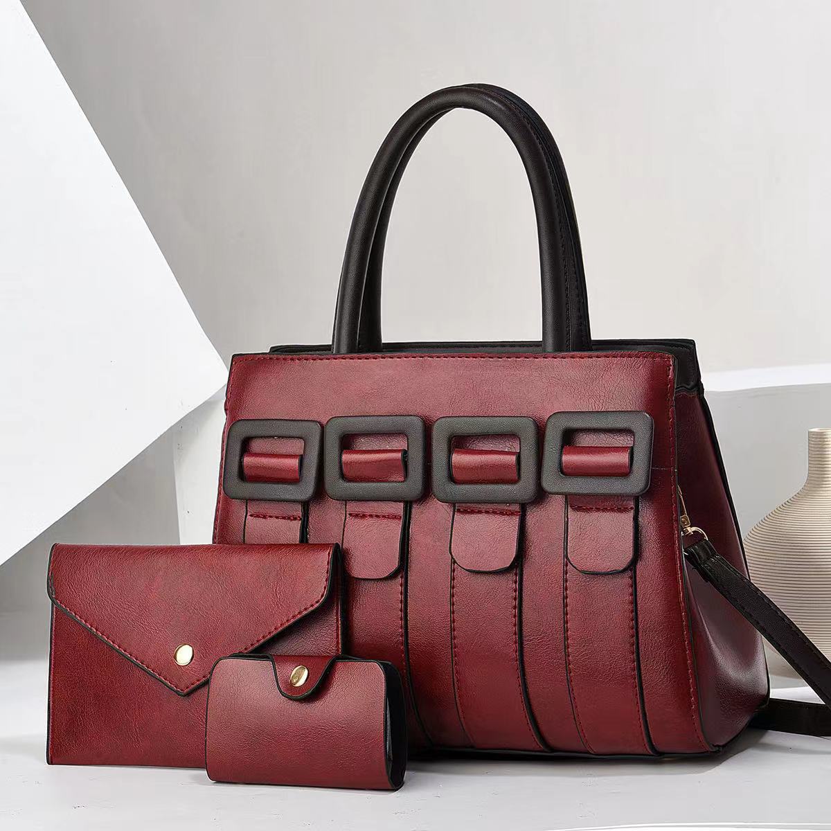A new large-capacity single-shoulder bag with a strong sense of design, suitable for cross-border use. It's a trendy and elegant three-piece set of patchwork mother and child bags Application Scenario