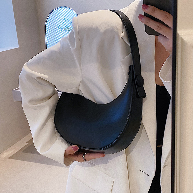 Cross-border retro small bag for women 2025 new style fashionable and casual women's bag, popular single-shoulder bag, quality and versatile underarm bag Application Scenario