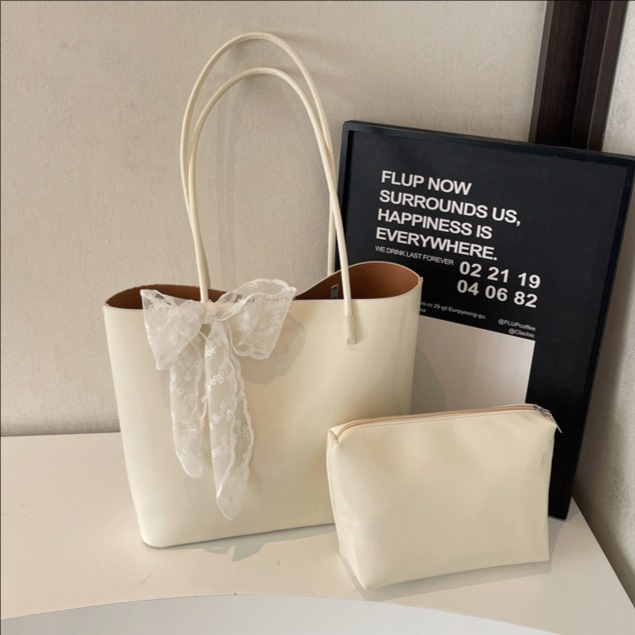 Korean style large-capacity tote bag for women 2025, trendy and simple single-shoulder underarm bag, versatile, solid color Application Scenario