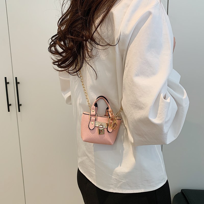 The new cross-border trendy women's bags are practical, versatile, retro and trendy single-shoulder crossbody handbags, small tote bags and bucket bags details Picture
