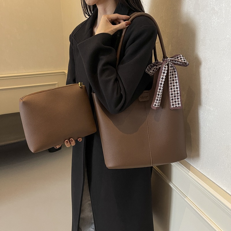 A large capacity bucket bag for work and commuting, a new 2024 simple and casual single-shoulder bag for women, versatile and high-end underarm bag Application Scenario