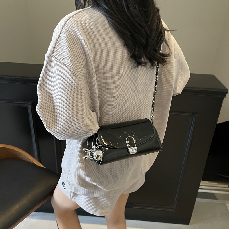 This is a new Korean style, trendy and fashionable, versatile small square bag with a niche design and a crossbody bag Application Scenario