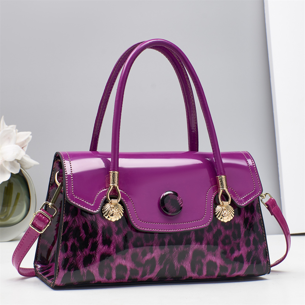 Cross-border foreign trade new design women 's bag fashionable leopard print women' s bag commuting hand pillow bag handbags bag Application Scenario