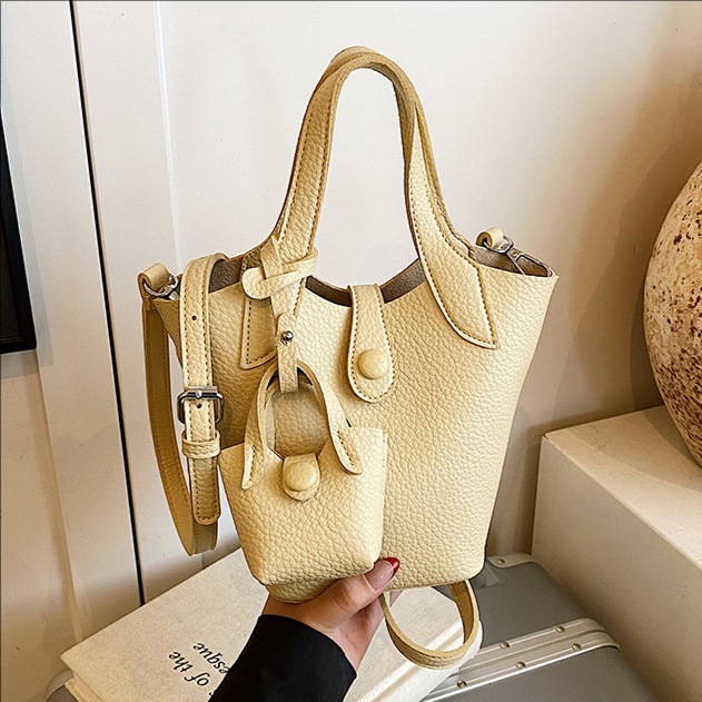 The 2025 new lychee-patterned vegetable basket bag for women, with a high-end feel, large-capacity bucket bag, and a niche design, is a single-shoulder crossbody bag full figure